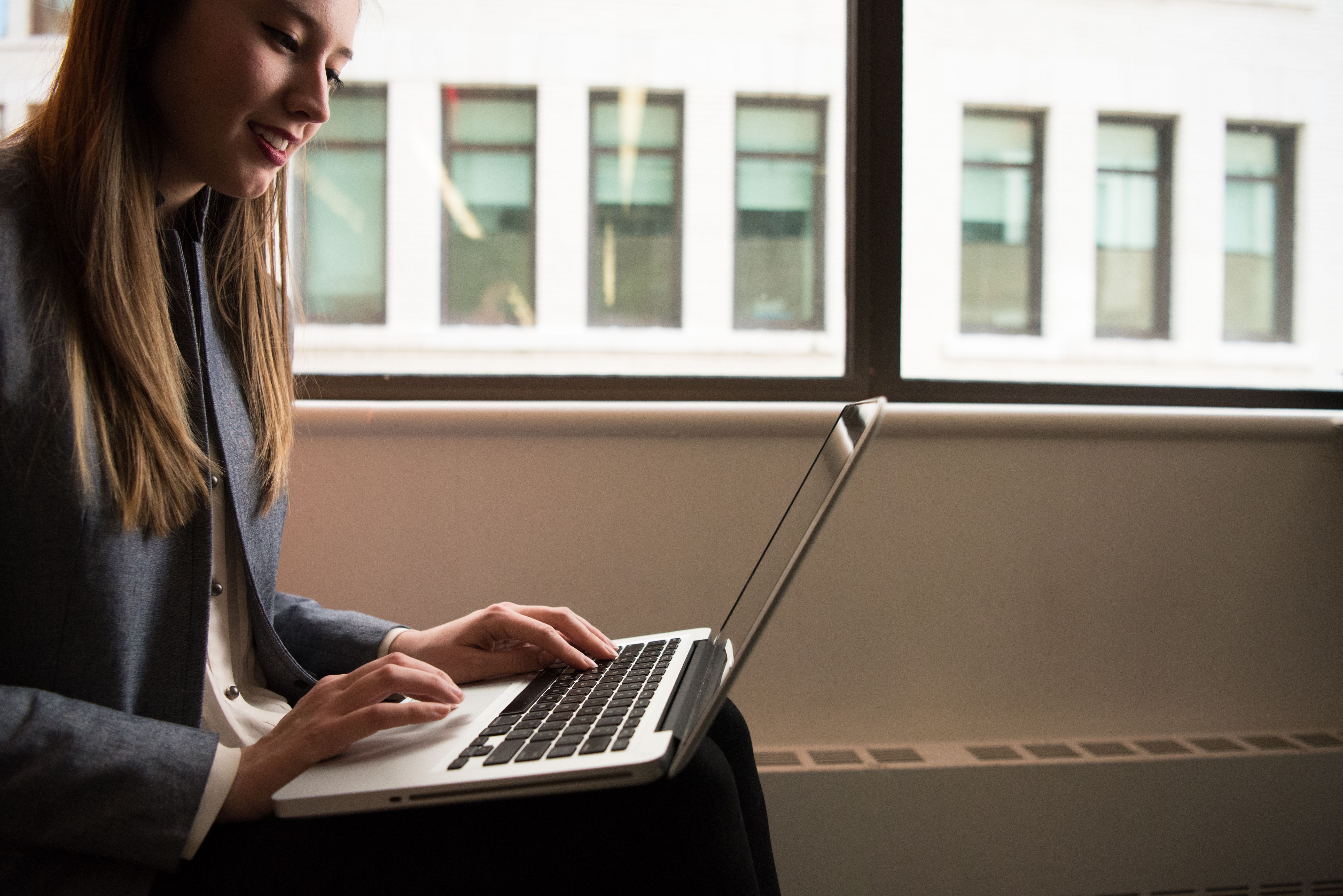 Answer simple TCM questions (https://commons.wikimedia.org/wiki/File:Woman_works_on_laptop_while_sitting_on_a_kitchen_counter.jpg)