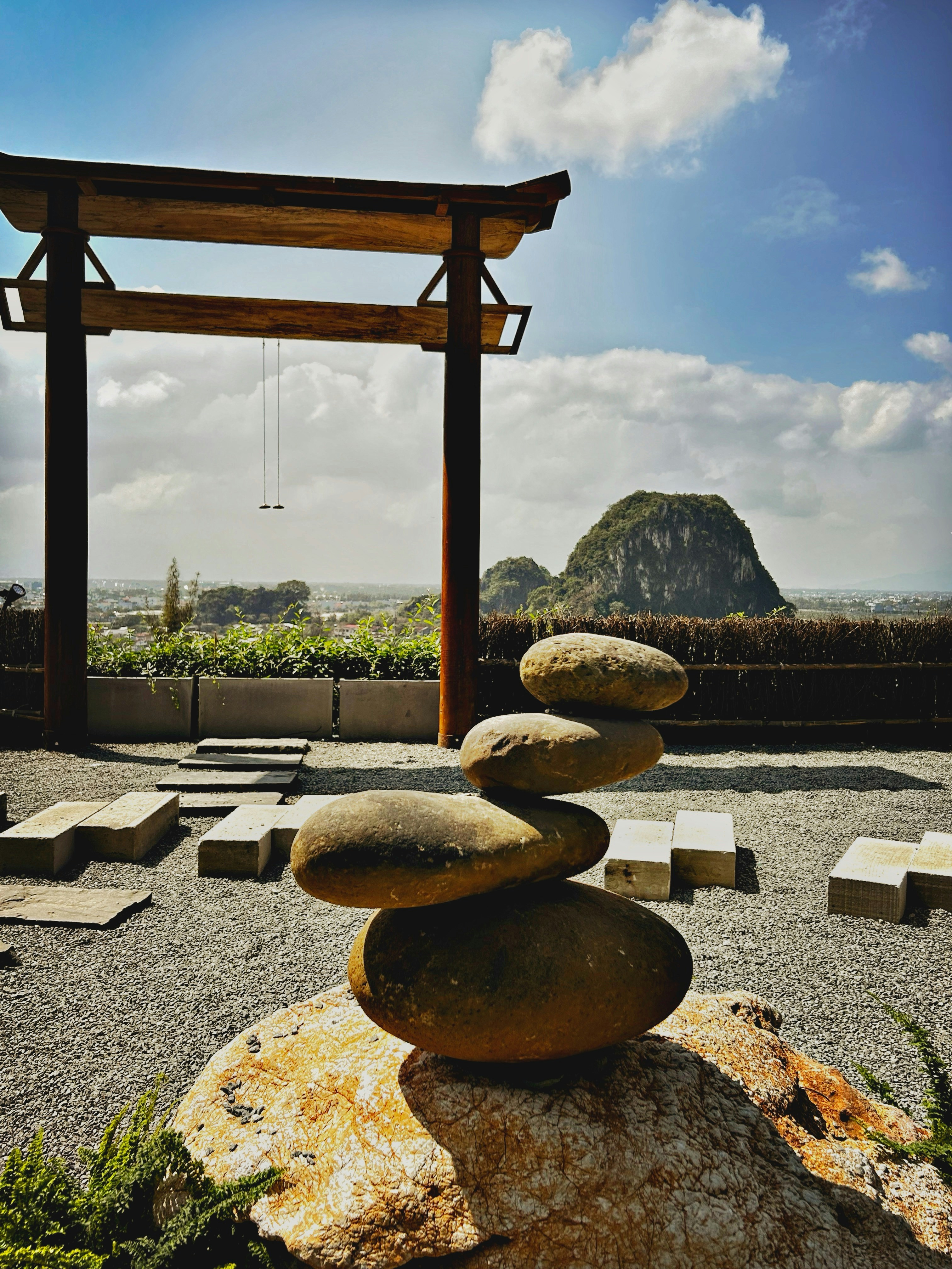 Yin and yang symbol representing complementary forces (Photo by https://unsplash.com/@williamwallace)